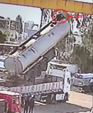 sirnakta-tanker-degisimi-sirasinda-vinc-halatinin-kopma-ani-guvenlik-kamerasina-yansidi-2-yarali-qllfhPh1.jpg