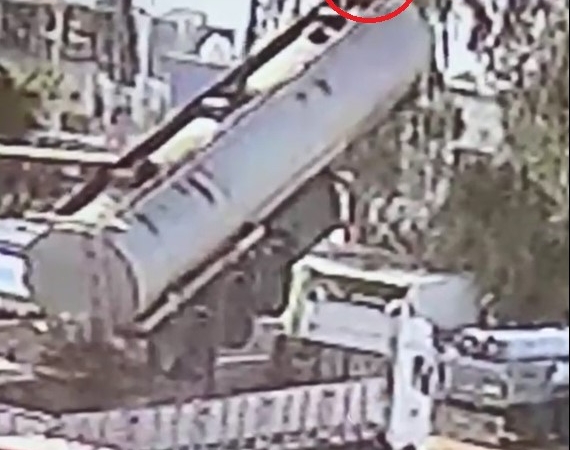 sirnakta-tanker-degisimi-sirasinda-vinc-halatinin-kopma-ani-guvenlik-kamerasina-yansidi-2-yarali-qllfhPh1.jpg