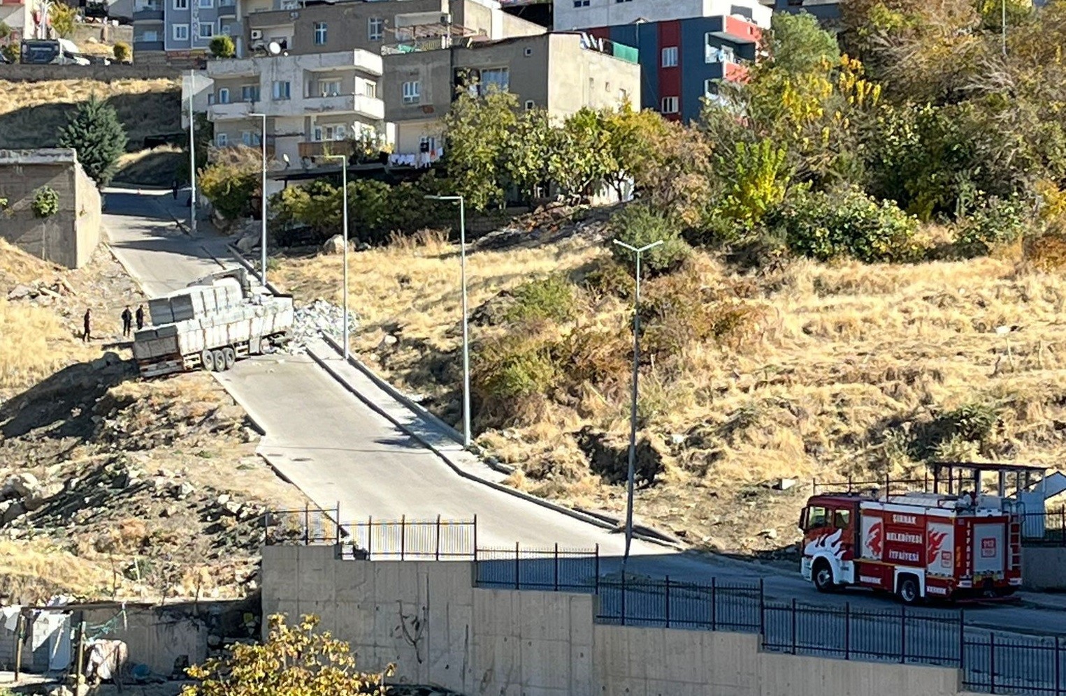 sirnakta tir devrildi 1 yarali 1 fziWaD1w