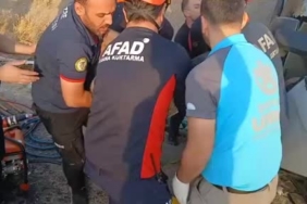 Otomobil ile motosiklet çarpıştı, görgü tanığı ile sürücü kazayı tartıştı 1 thumbnail