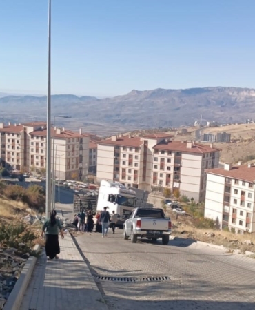 sirnakta-tir-devrildi-1-yarali-WgUZnm6D.jpg