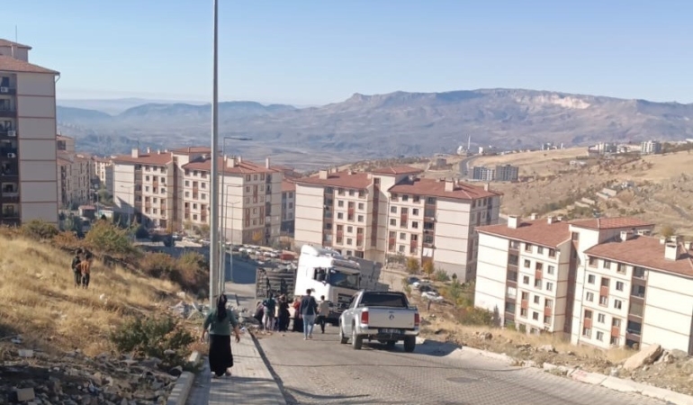 sirnakta-tir-devrildi-1-yarali-WgUZnm6D.jpg