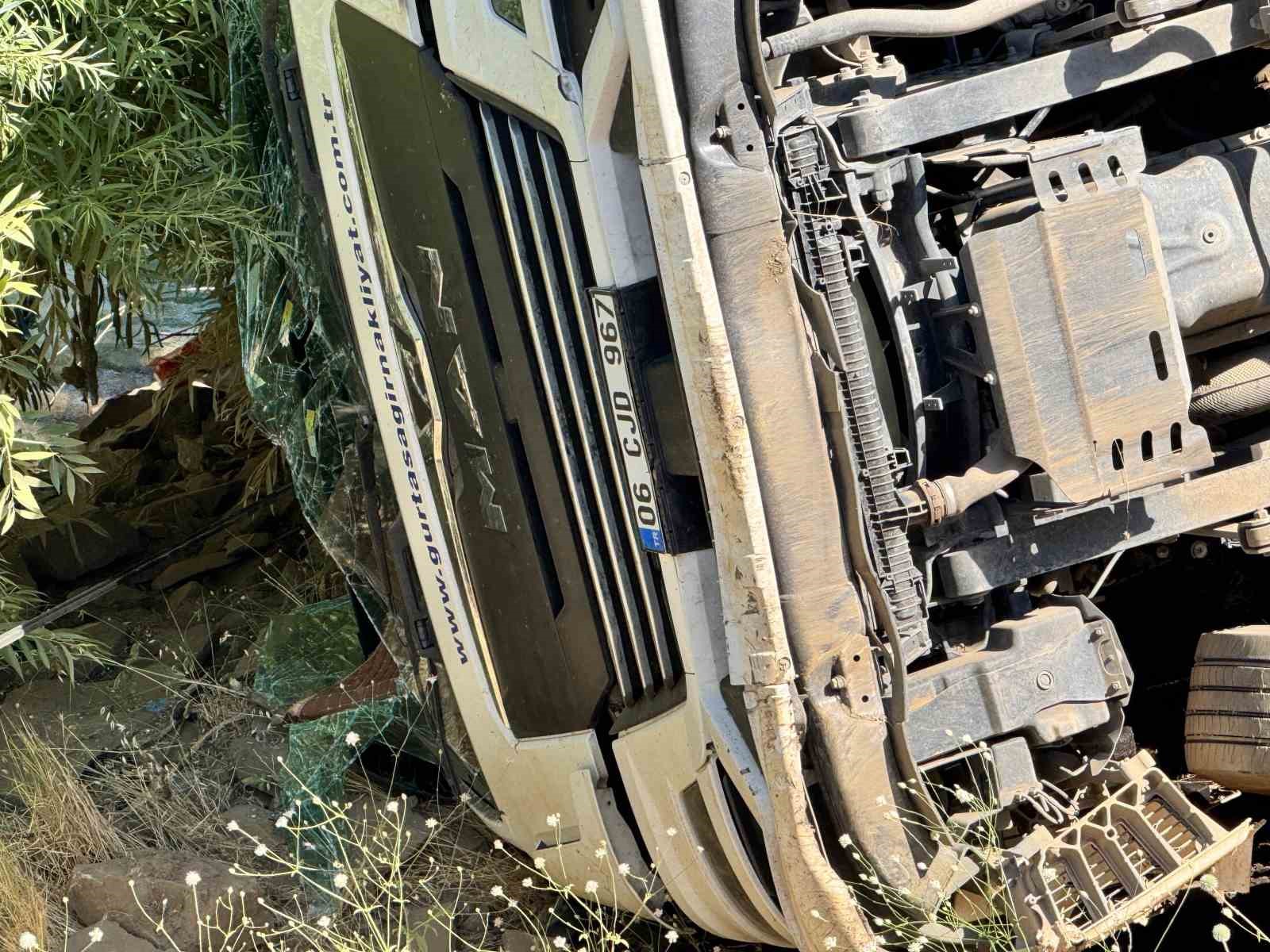 Şırnak’ta tır uçurumdan yuvarlandı: 1 yaralı 4 sirnakta tir ucurumdan yuvarlandi 1 yarali 0 DlgkmD9c