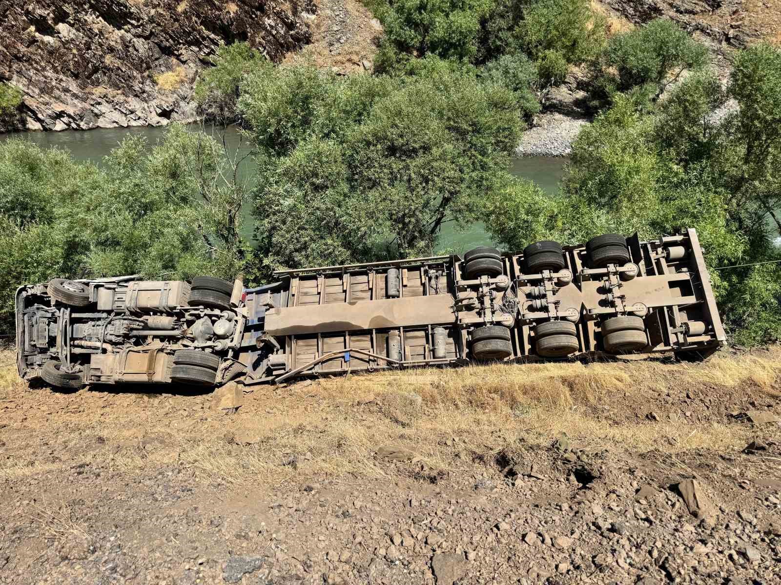 Şırnak’ta tır uçurumdan yuvarlandı: 1 yaralı 5 sirnakta tir ucurumdan yuvarlandi 1 yarali 1 hBXaUNsy
