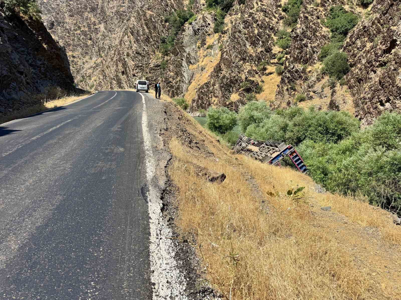 Şırnak’ta tır uçurumdan yuvarlandı: 1 yaralı 6 sirnakta tir ucurumdan yuvarlandi 1 yarali 2