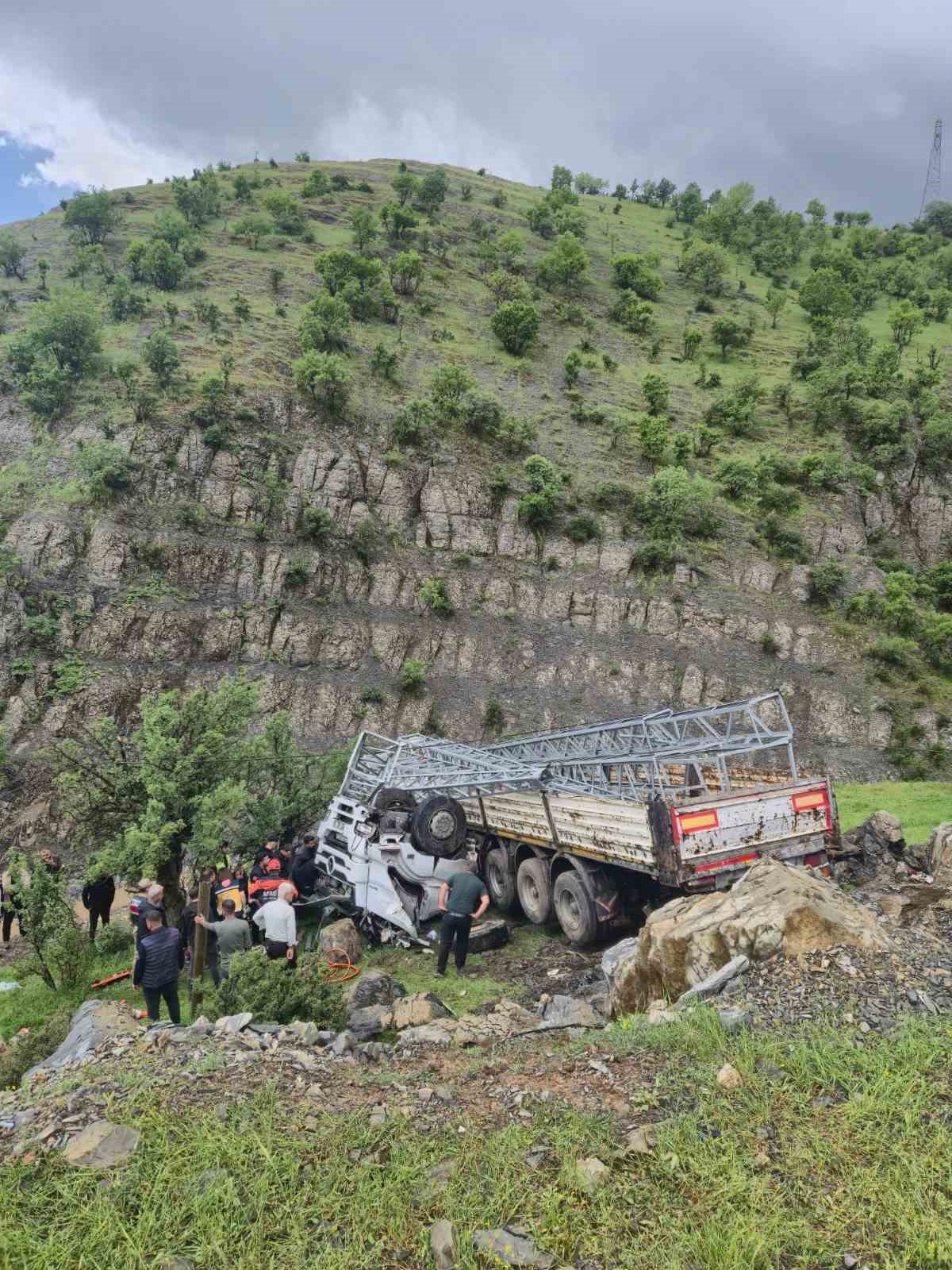sirnakta tirda sikisan surucu hayatini kaybetti 0 hm2hBv3E
