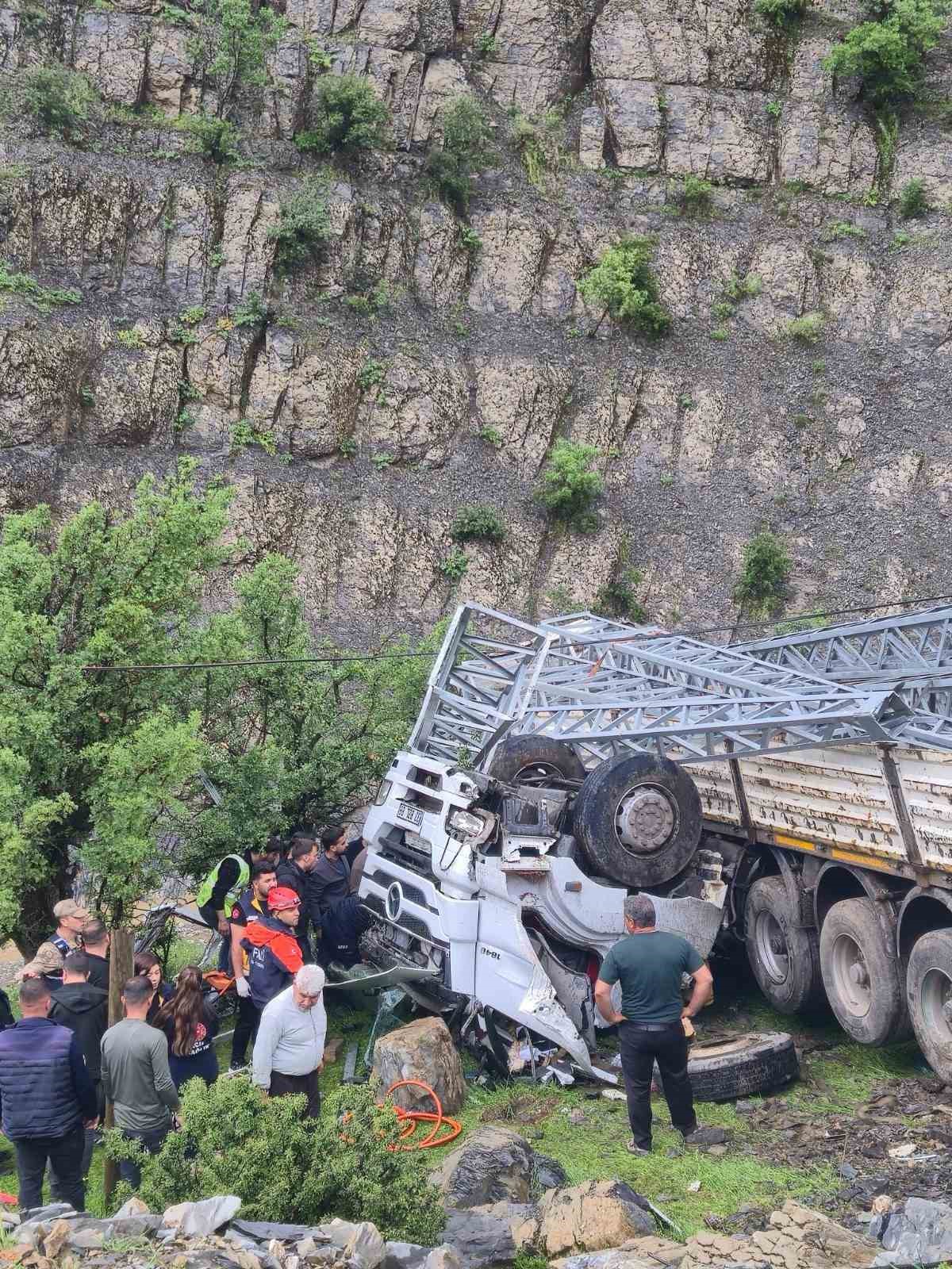 sirnakta tirda sikisan surucu hayatini kaybetti 1 DO3Ti4U9