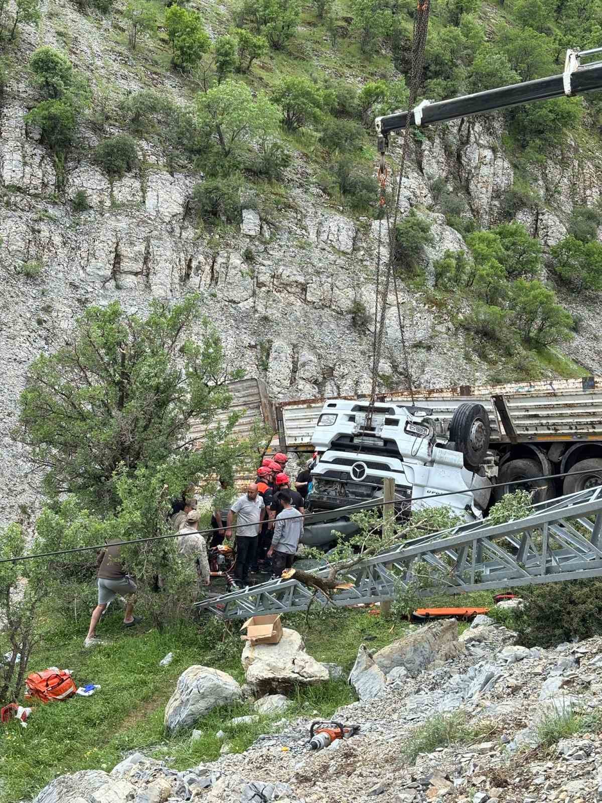 sirnakta tirda sikisan surucu hayatini kaybetti 2 9cp8cvAv