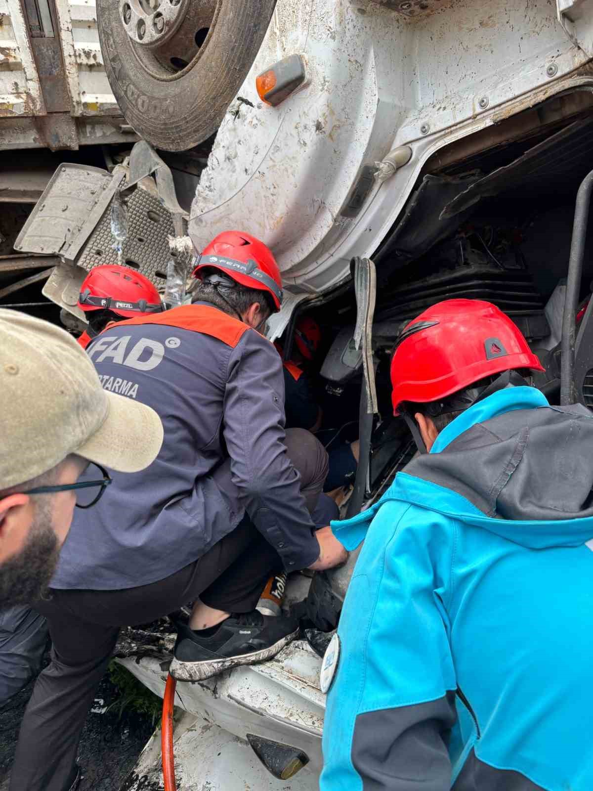 sirnakta tirda sikisan surucu hayatini kaybetti 3 WzWZHQke