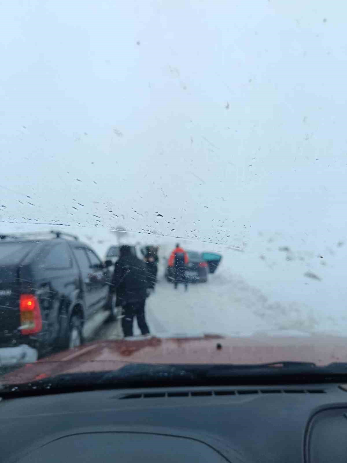 sirnakta turuncu kod alarm 22 arac yollarda kaldi 1 KAyObgOW