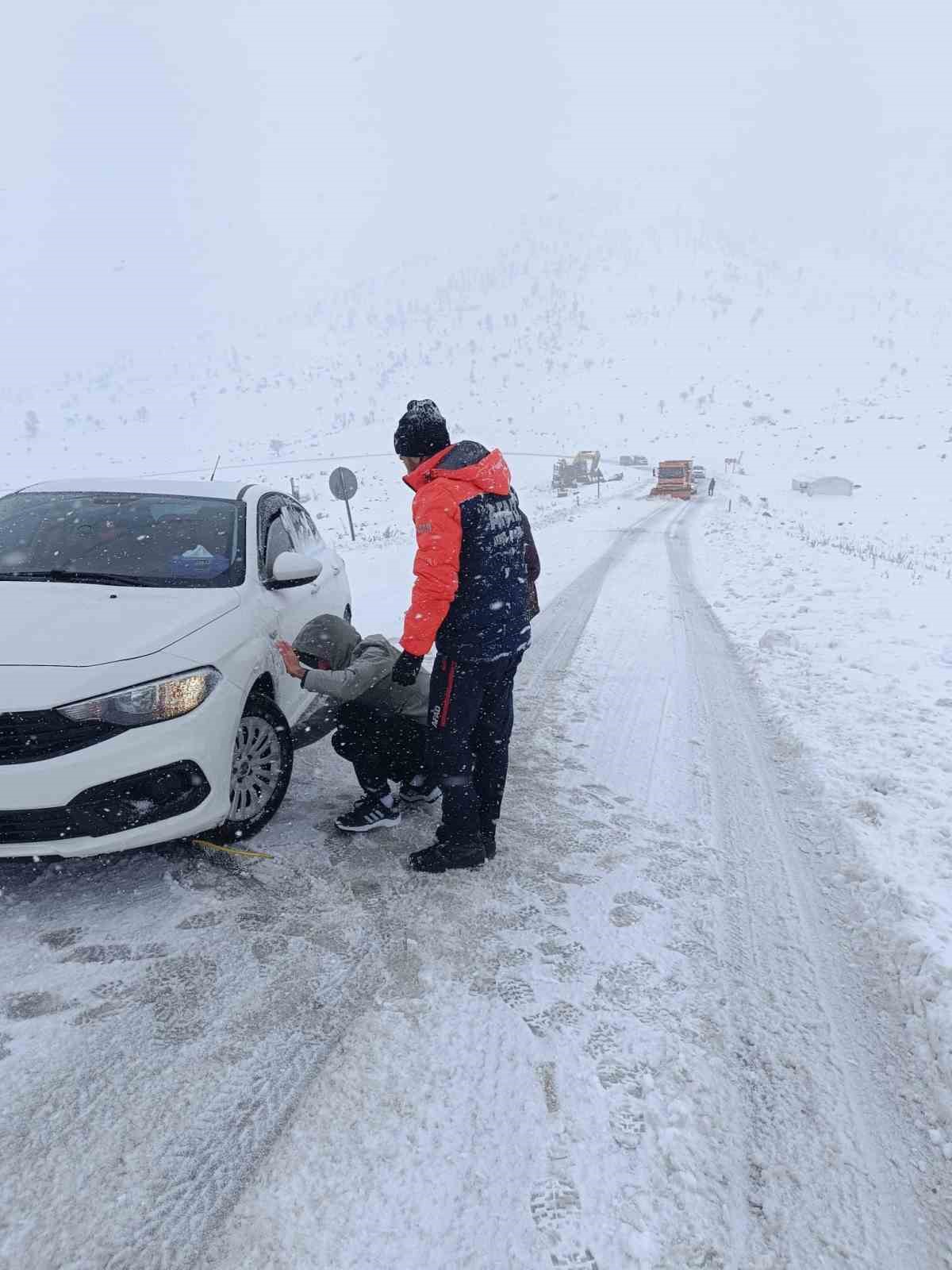 sirnakta turuncu kod alarm 22 arac yollarda kaldi 2 ERPbW2Gt