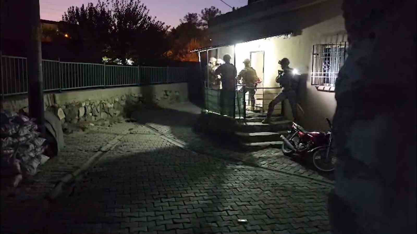 Şırnak’ta uyuşturucu ticaretinden gözaltına alınan 20 kişiden 6’sı tutuklandı 6 sirnakta uyusturucu ticaretinden gozaltina alinan 20 kisiden 6si tutuklandi 2 ffeRd6CQ