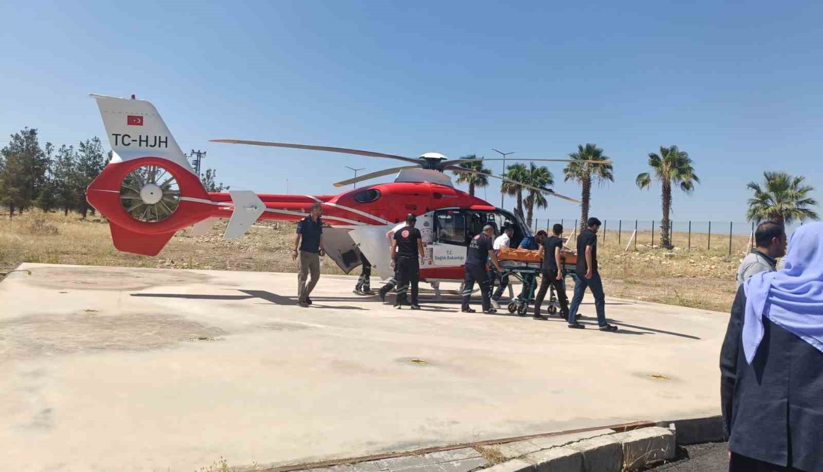 Şırnak’ta yaralanan şahıs ambulans helikopterle Şanlıurfa’ya getirildi 4 sirnakta yaralanan sahis ambulans helikopterle sanliurfaya getirildi 0 k9uwiNji