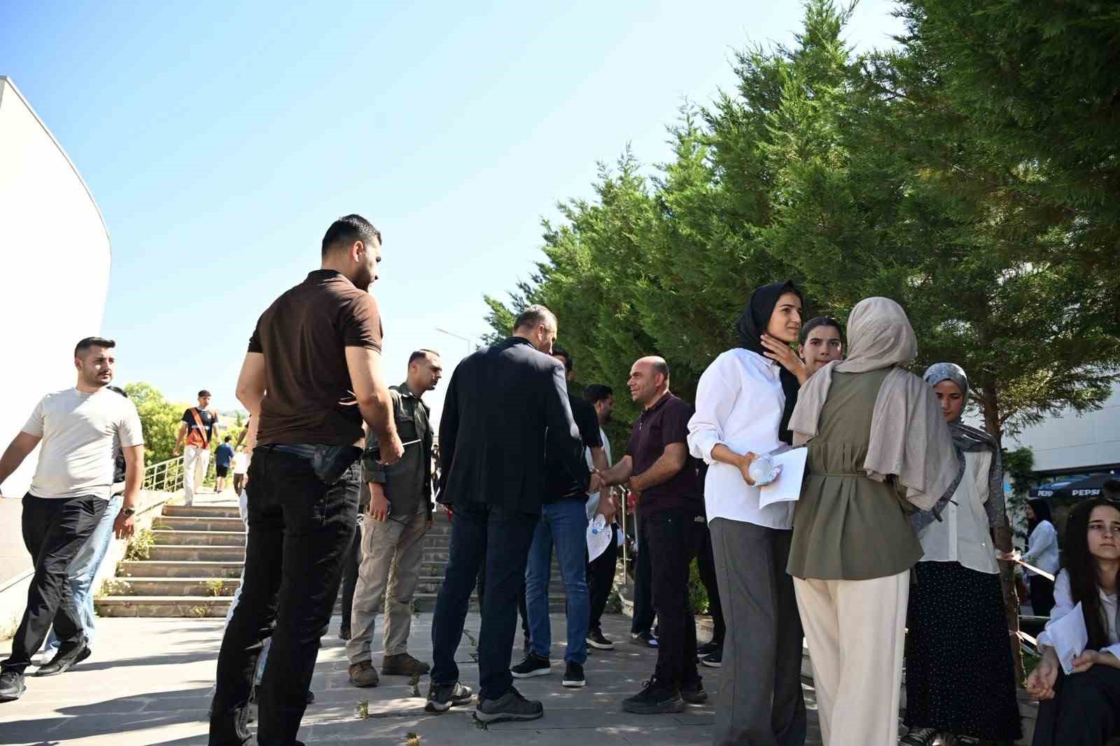 Şırnak’ta YKS heyecanı: Sınava geç kalanları emniyet yetiştirdi 5 sirnakta yks heyecani sinava gec kalanlari emniyet yetistirdi 1
