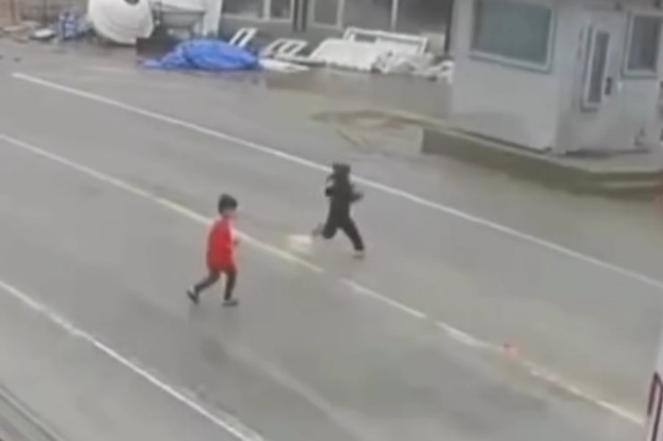 sirnakta yola firlayan cocuk surucunun manevrasiyla olumden dondu 1 pDrjg24t