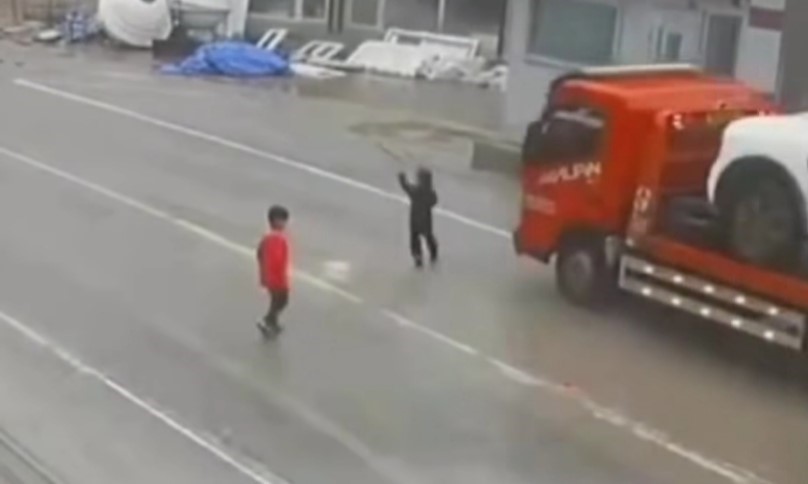 sirnakta yola firlayan cocuk surucunun manevrasiyla olumden dondu 2 QPlKEn2l