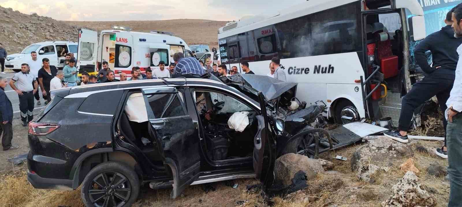 Şırnak’ta yolcu otobüsü ile otomobil çarpıştı: 1’i ağır 4 yaralı 4 sirnakta yolcu otobusu ile otomobil carpisti 1i agir 4 yarali 0 1b5MAaZ5