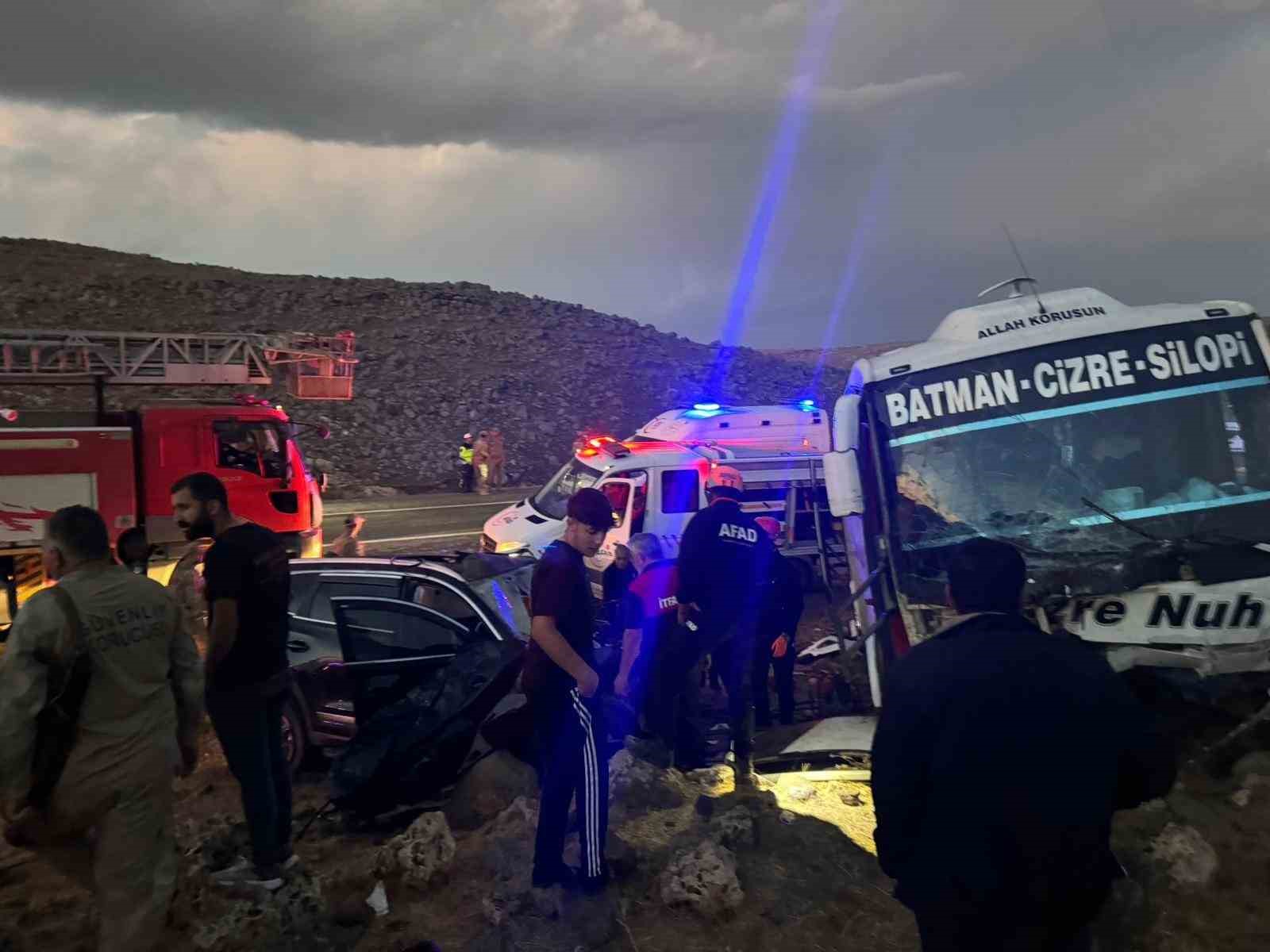 Şırnak’ta yolcu otobüsü ile otomobil çarpıştı: 1’i ağır 4 yaralı 5 sirnakta yolcu otobusu ile otomobil carpisti 1i agir 4 yarali 1 YvUdQTZr