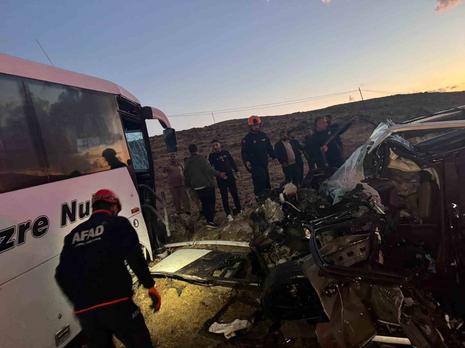 Şırnak’ta yolcu otobüsü ile otomobil çarpıştı: 1’i ağır 4 yaralı 7 sirnakta yolcu otobusu ile otomobil carpisti 1i agir 4 yarali 3 GmurKOFI