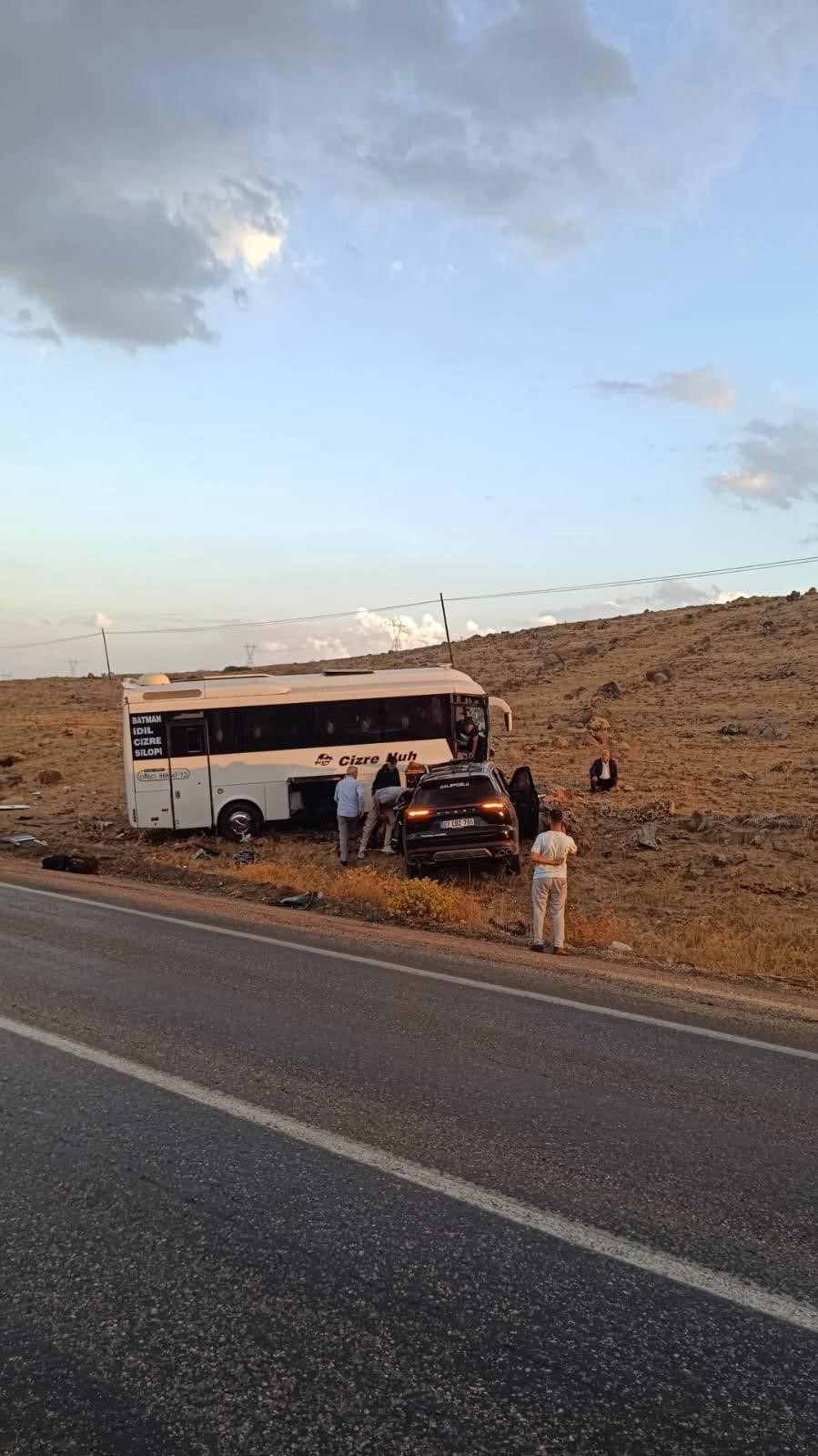 Şırnak’ta yolcu otobüsü ile otomobil çarpıştı: 1’i ağır 4 yaralı 8 sirnakta yolcu otobusu ile otomobil carpisti 1i agir 4 yarali 4
