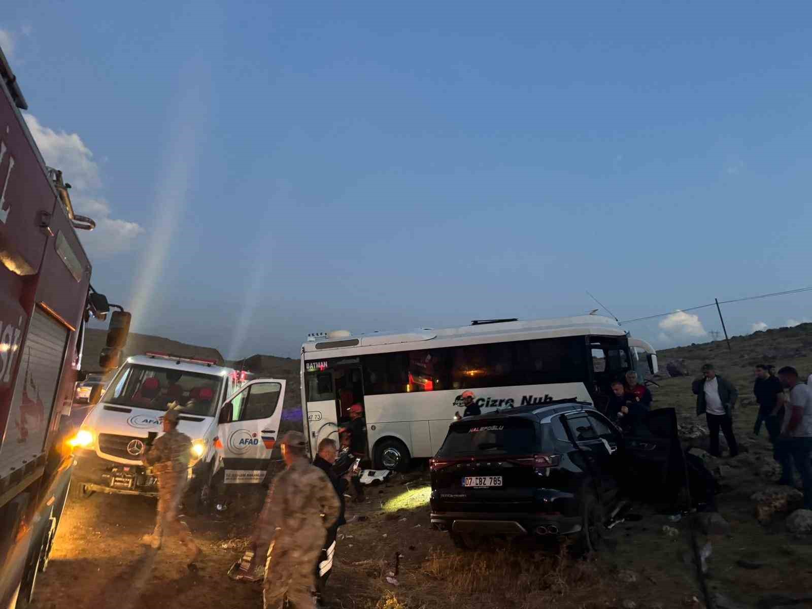 sirnakta yolcu otobusu ile otomobil carpisti 1i agir 8 yarali 2 sviWUXiV