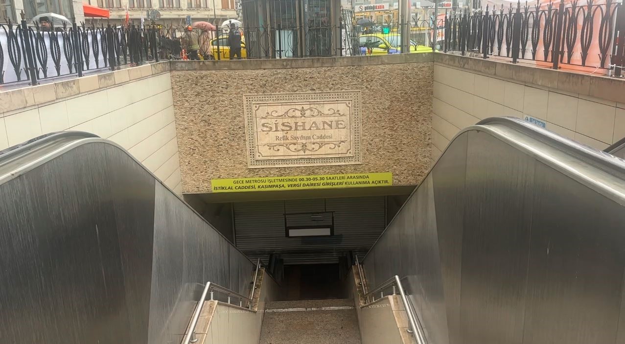 sishane metro istasyonunda raylara atlayan bir kisi intihar etti 0 MwHq4ddj