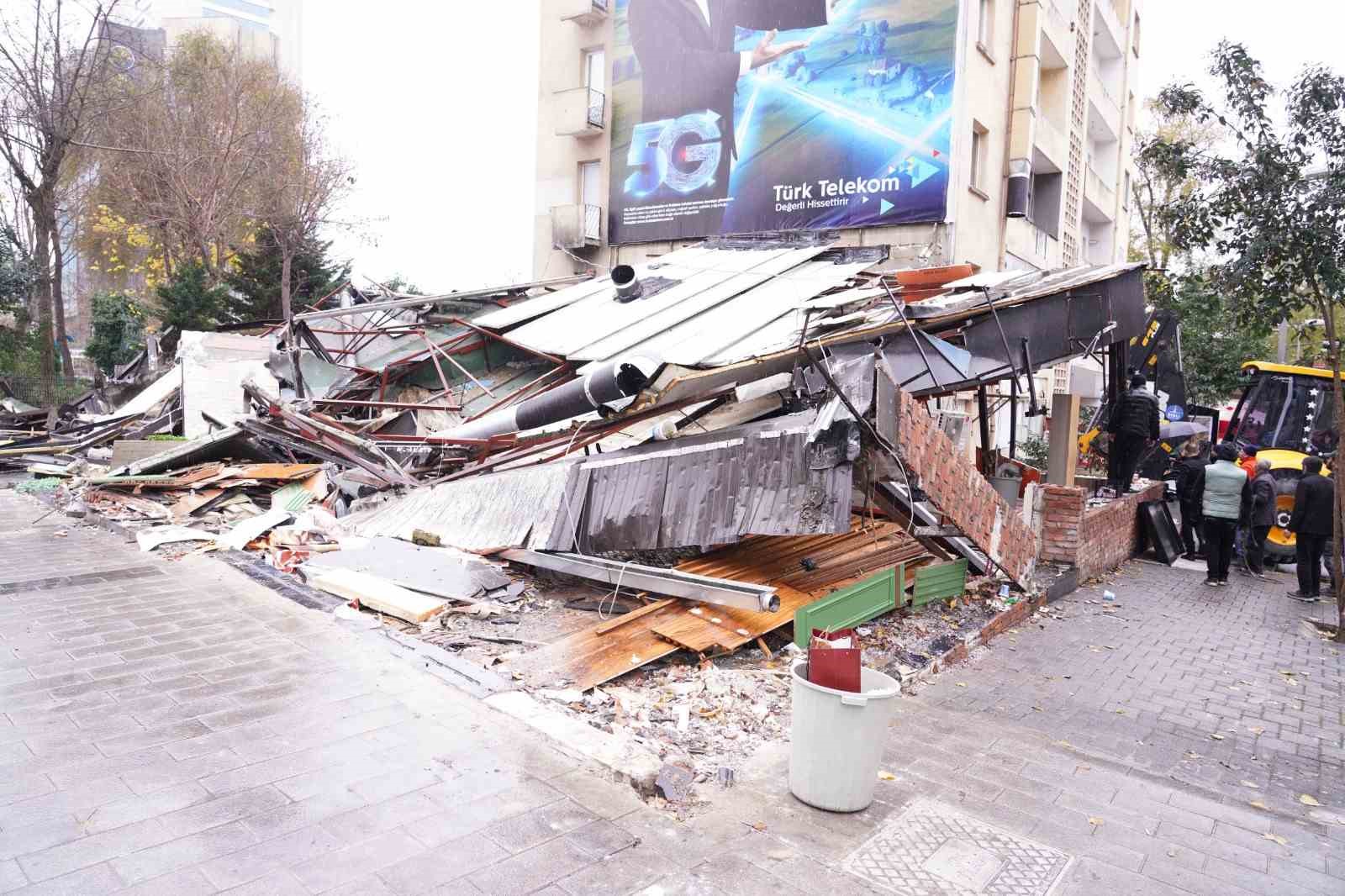 sislide 25 kisinin zehirlenmesi iddiasiyla gundeme gelen restoran yikildi 1 cOvEiUCQ