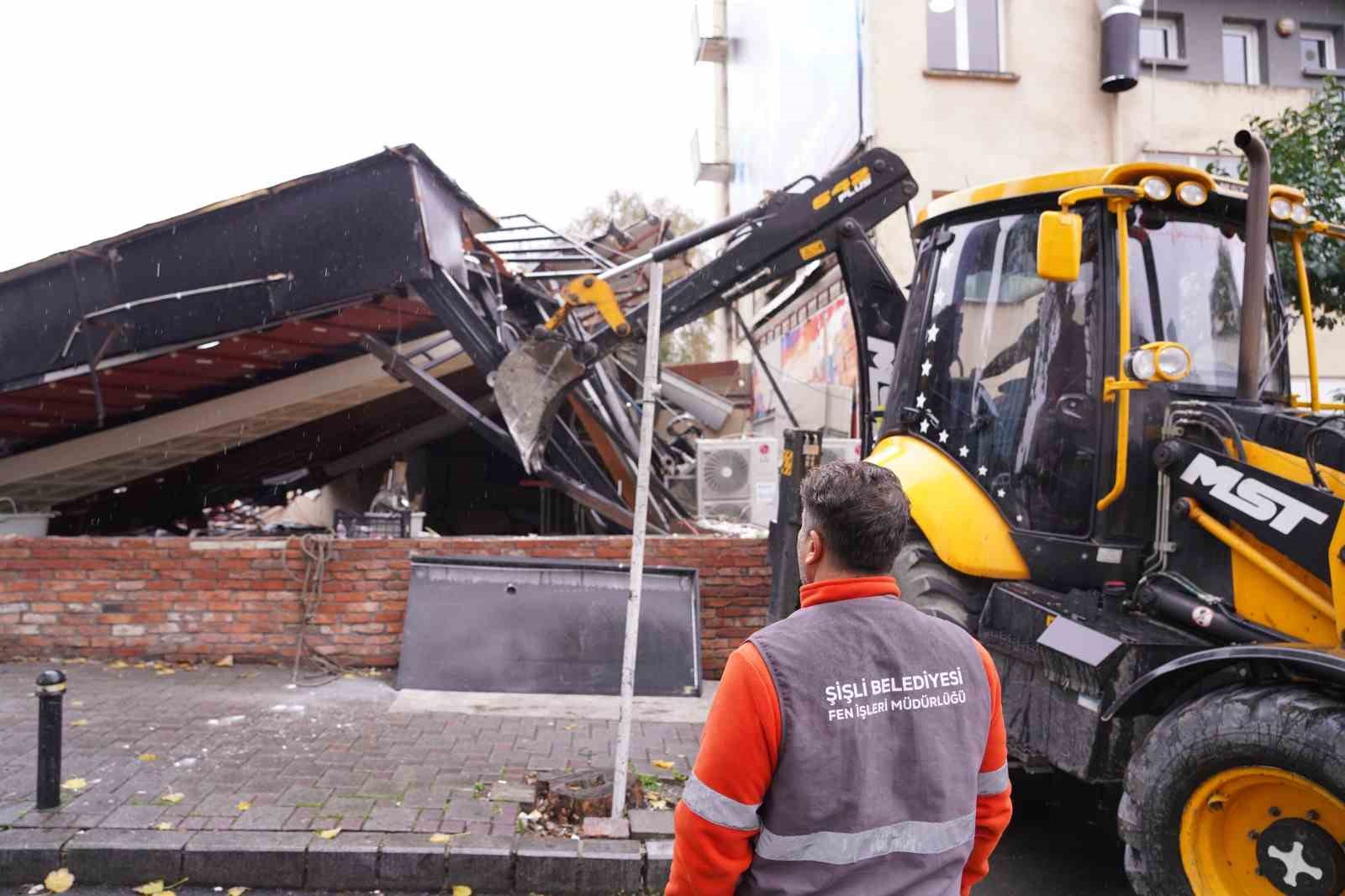 sislide 25 kisinin zehirlenmesi iddiasiyla gundeme gelen restoran yikildi 3