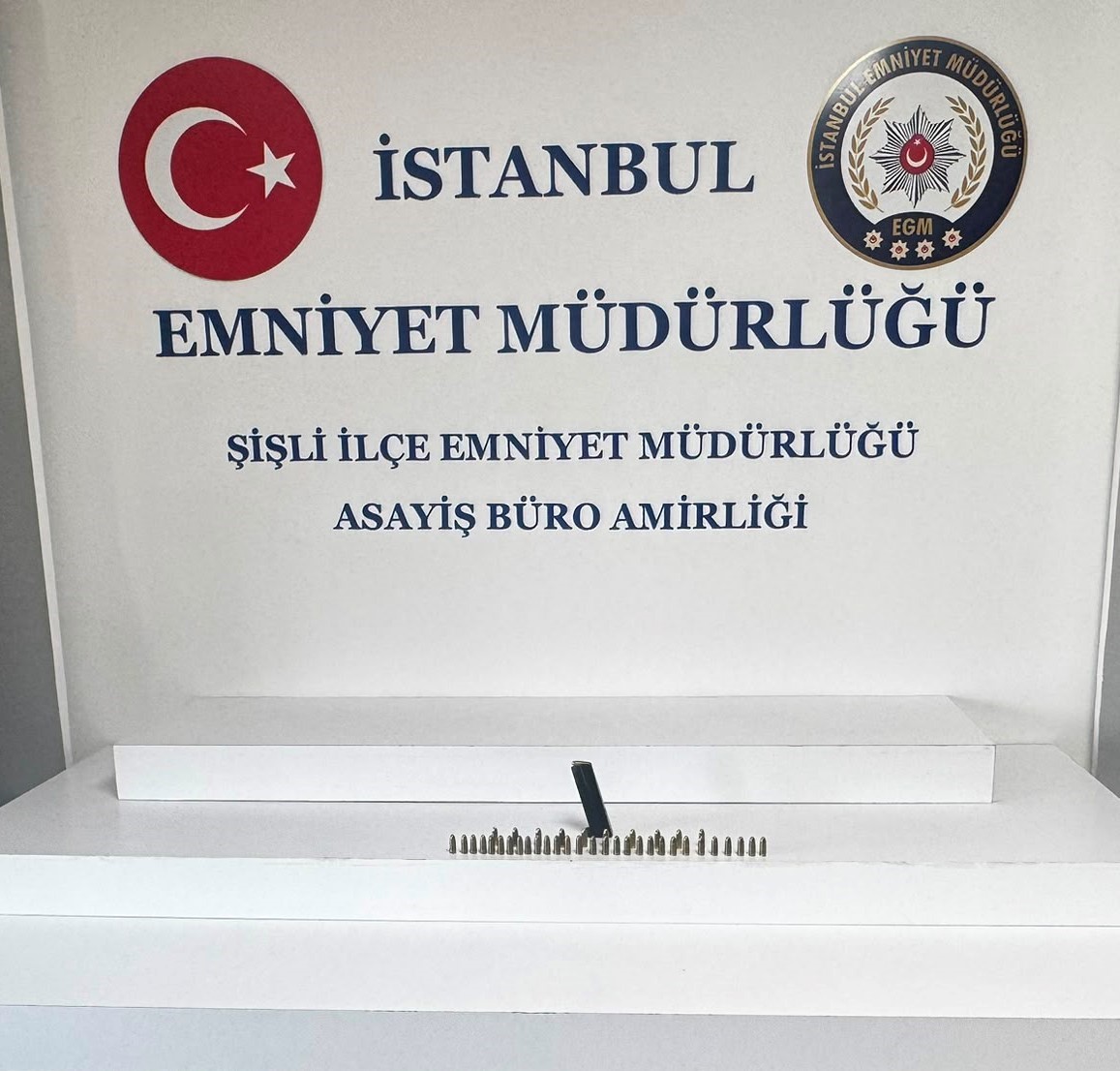 Şişli’de AVM’ye girmeye çalışan genç kadının çantasından şarjör ve mermi çıktı 4 sislide avmye girmeye calisan genc kadinin cantasindan sarjor ve mermi cikti 0 OSZ97BS2
