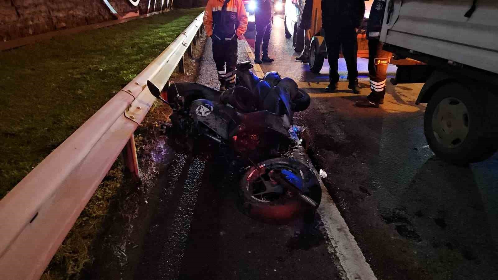 sislide bariyerlere carpan motosikletli feci sekilde hayatini kaybetti 1 ahph37Sg