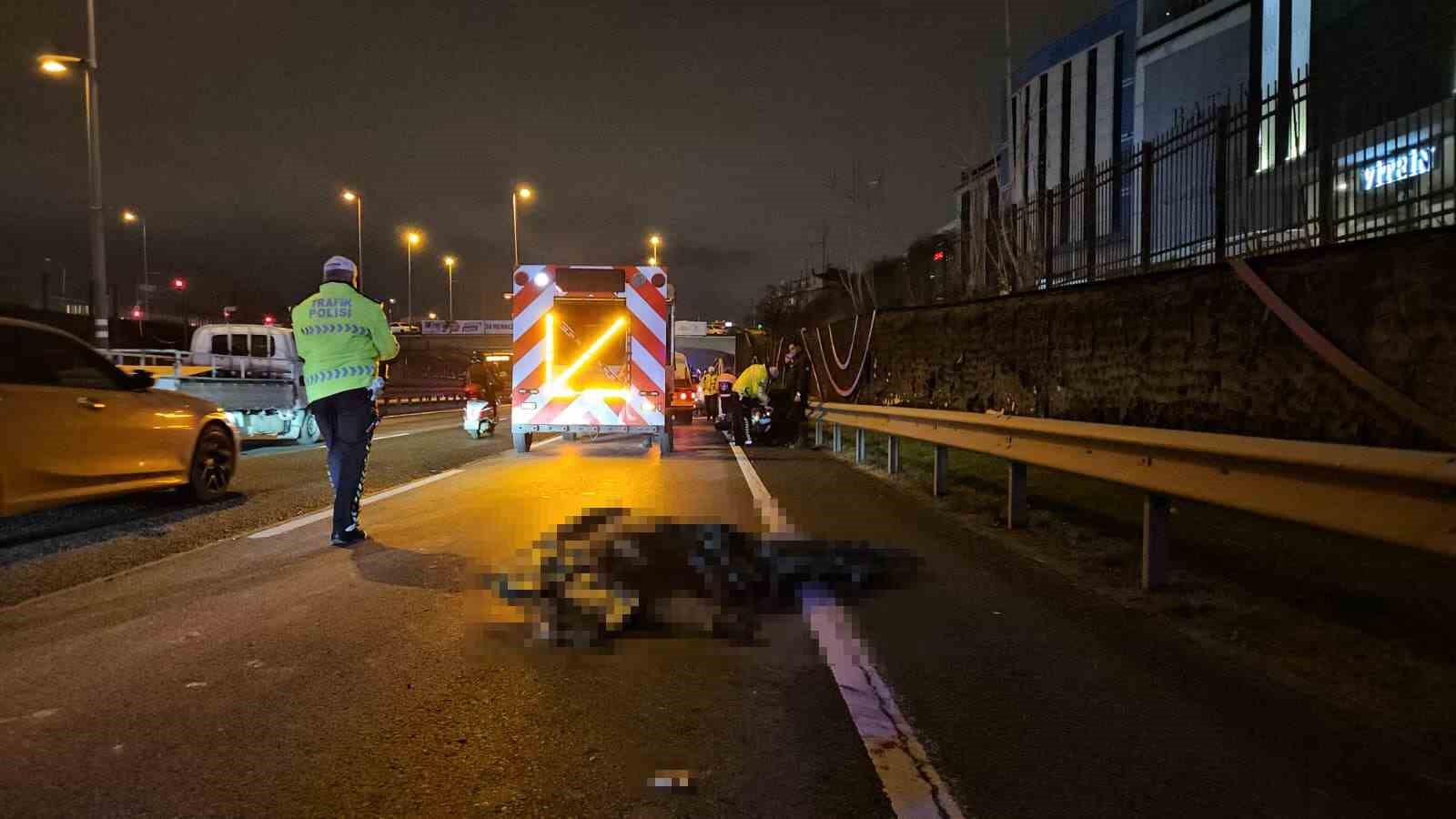 sislide bariyerlere carpan motosikletli feci sekilde hayatini kaybetti 3 1ijjKgWh