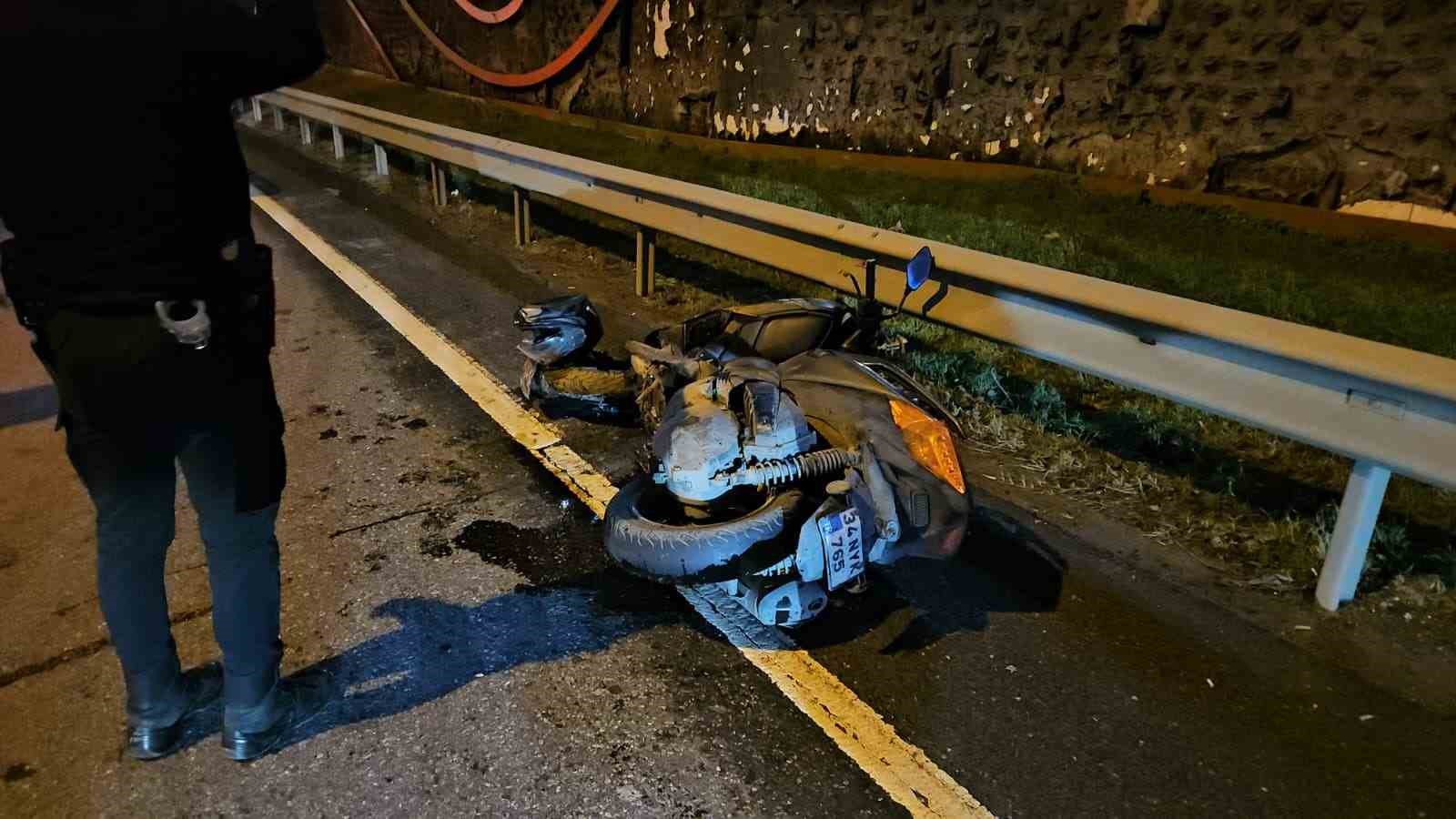 sislide bariyerlere carpan motosikletli feci sekilde hayatini kaybetti 4 MFIe5XN3
