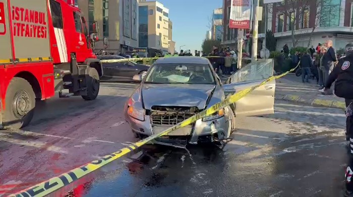 Şişli’de bir araç, kaldırımda yürüyen vatandaşların arasına daldı. Kazada yaralananların olduğu öğrenilirken, olay yerine çok sayıda polis, sağlık ve itfaiye ekipleri sevk edildi. Ekiplerin çalışmaları sürüyor. 5 sislide bir arac kaldirimda yuruyen vatandaslarin arasina daldi kazada yaralananlarin oldugu ogrenilirken olay yerine CWSLMuDN