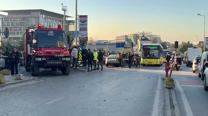 Şişli’de bir araç, kaldırımda yürüyen vatandaşların arasına daldı. Kazada yaralananların olduğu öğrenilirken, olay yerine çok sayıda polis, sağlık ve itfaiye ekipleri sevk edildi. Ekiplerin çalışmaları sürüyor. 4 sislide bir arac kaldirimda yuruyen vatandaslarin arasina daldi kazada yaralananlarin oldugu ogrenilirken olay yerine rb5VXBHr