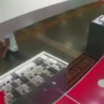 sislide-cep-telefonu-hirsizligi-kamerada-80-bin-tllik-cihazi-boyle-caldi-rD2TXiha.jpg