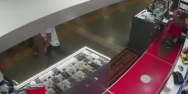 sislide-cep-telefonu-hirsizligi-kamerada-80-bin-tllik-cihazi-boyle-caldi-rD2TXiha.jpg