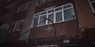 sislide-elektrik-diregindeki-patlama-motorlara-sicradi-pvPn4iy4.jpg
