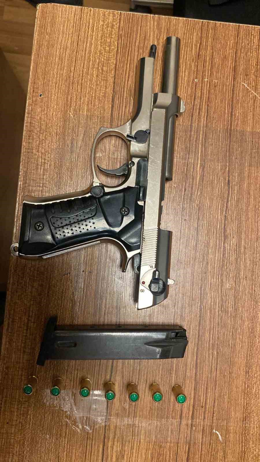 Şişli’de İETT durağında gündüz vakti havaya ateş açan şüpheli yakalandı 4 sislide iett duraginda gunduz vakti havaya ates acan supheli yakalandi 0