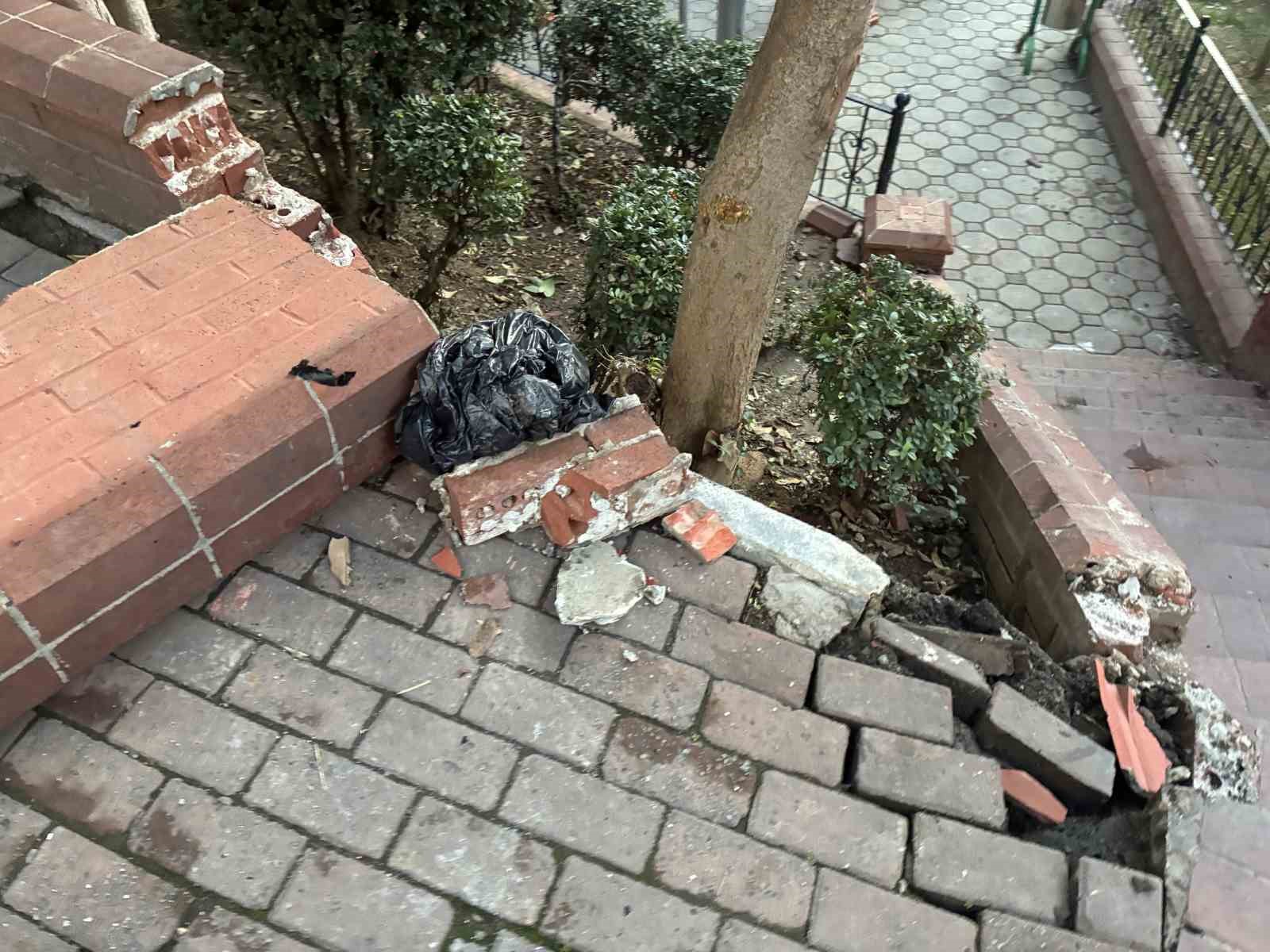 sislide kontrolden cikan otomobil duvara carpti 1 RFlMQZgO