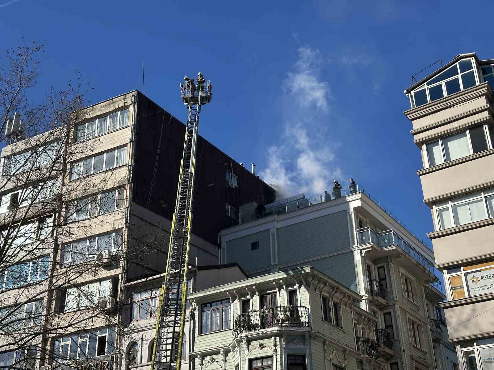 sislide korkutan yangin taksim yonu bir sureligine trafige kapandi 0 Z3tthcU4