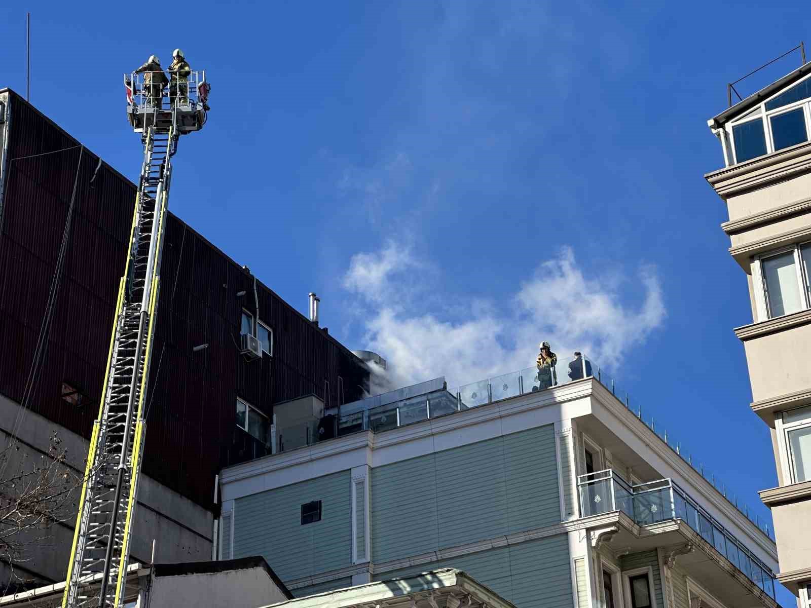 sislide korkutan yangin taksim yonu bir sureligine trafige kapandi 1 sN4N9teK