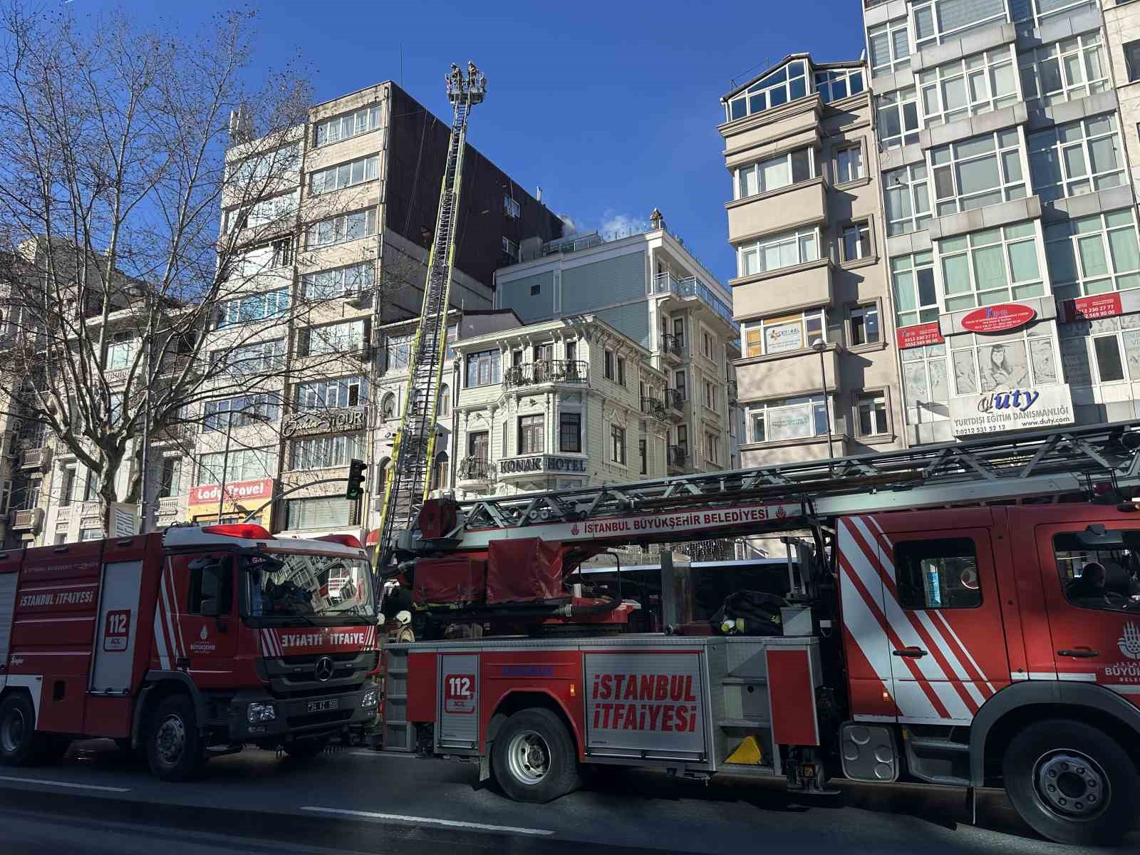 sislide korkutan yangin taksim yonu bir sureligine trafige kapandi 2