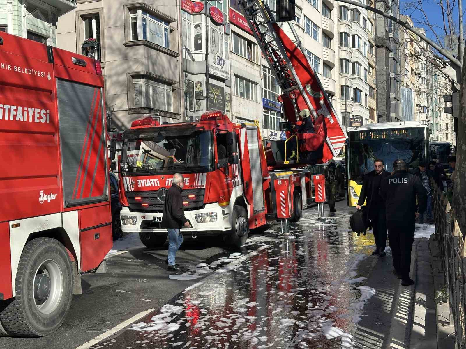 sislide korkutan yangin taksim yonu bir sureligine trafige kapandi 3 OL7XkpCs