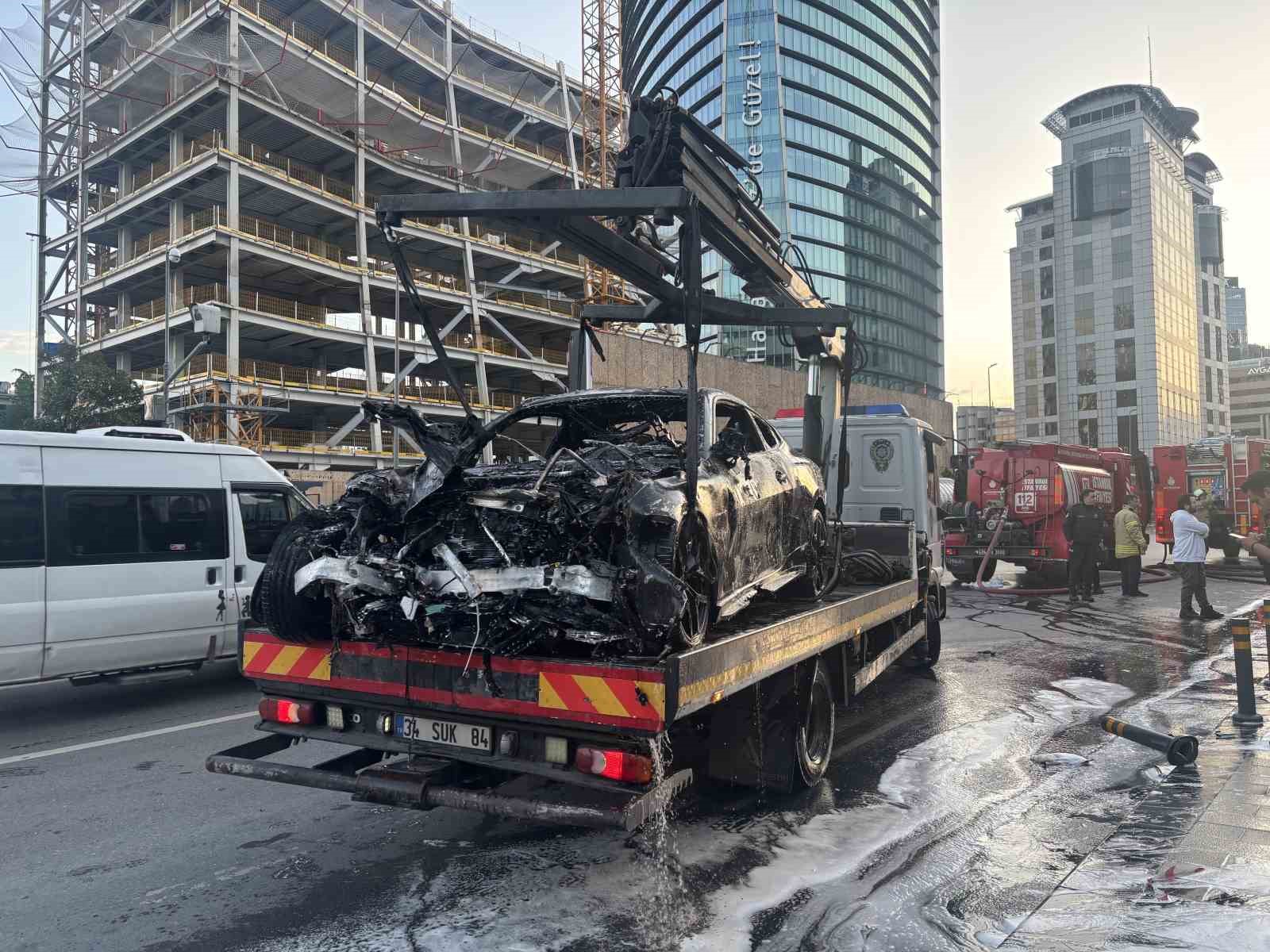 sislide luks arac dukkana girdi 2 yarali 1 FOsZZEaU