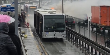 sislide-metrobusun-motor-kisminda-yangin-cikti-JKVKTJeq.jpg