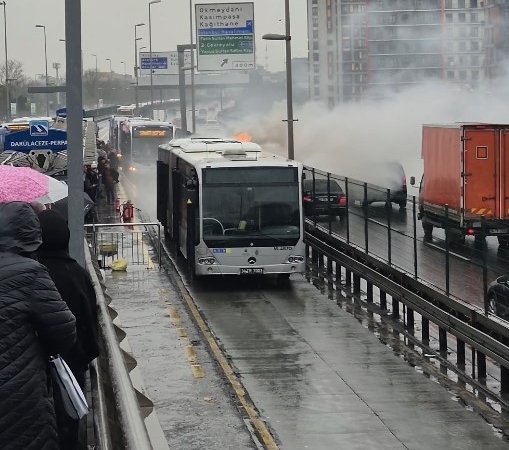 sislide-metrobusun-motor-kisminda-yangin-cikti-JKVKTJeq.jpg
