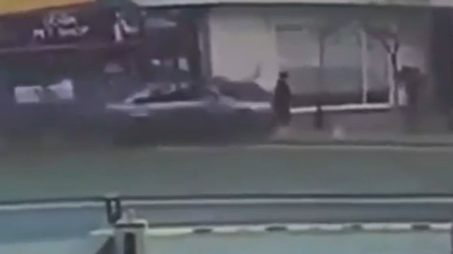 sislide otomobilin yayalarin arasina daldigi anlar kamerada 0 wnw1Gyya