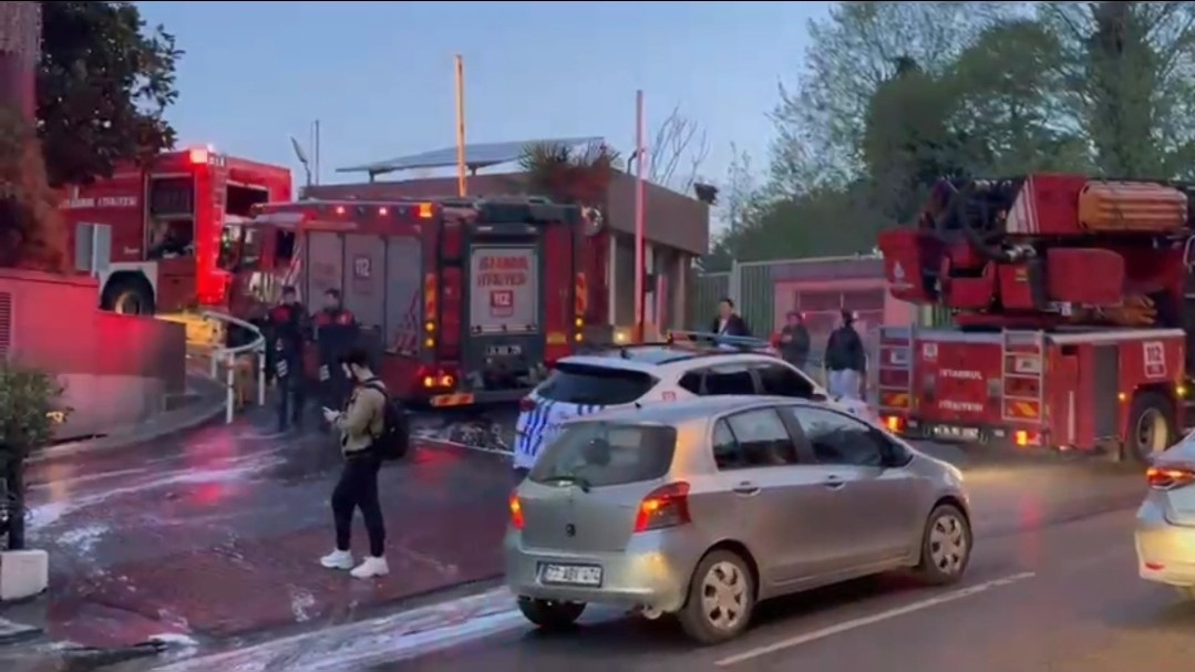 Şişli’de plaza otoparkındaki elektrikli otomobil alevlere teslim oldu 4 sislide plaza otoparkindaki elektrikli otomobil alevlere teslim oldu 0 6XFVMaA9