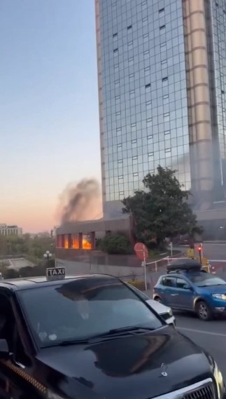 Şişli’de plaza otoparkındaki elektrikli otomobil alevlere teslim oldu 8 sislide plaza otoparkindaki elektrikli otomobil alevlere teslim oldu 4 jGq8fs7L