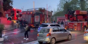 sislide-plaza-otoparkindaki-elektrikli-otomobil-alevlere-teslim-oldu-AEuY2LeE.jpg